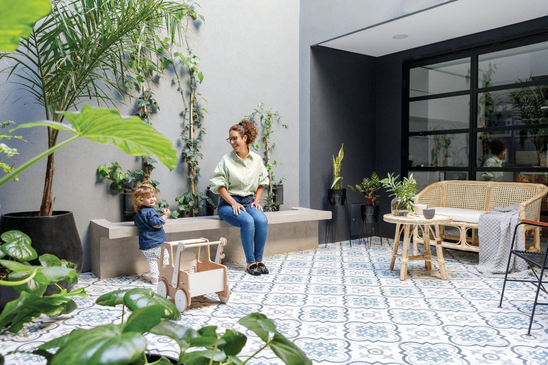'Denver' floor (Cerámica Piú).  'Egyptian Stone' plastic plaster, by Quimtex.  Low table in front of the armchair (CeCe Piume).  Blanket (Oma).  Vase (María Paula House).  Table with pots (Pallet Store).  Plants (Tebi Inspired Spaces).