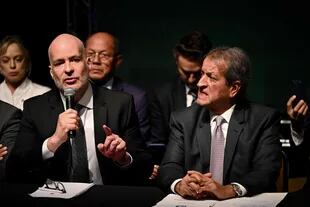 El presidente del gobernante Partido Liberal, Valdemar Costa Neto, gesticula mientras escucha a Marcelo Bessa, el abogado del partido, hablando durante una conferencia de prensa en Brasilia el 23 de noviembre de 2022. 