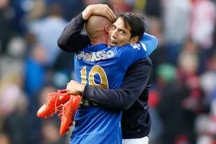 El abrazo de Cambiasso y Ulloa tras salvar al Leicester del descenso