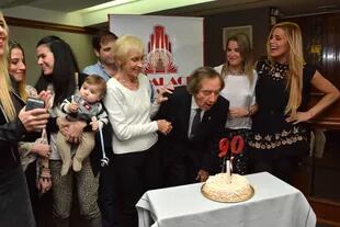 Carlitos, festejando su cumpleaños 90 junto con su mujer, hijos, nietos y Laura "Panam" Franco, casi una integrante más de la familia Balá. 