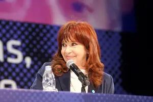 Con dardos a Milei, Cristina Kirchner lanzó su canal de TikTok