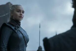Daenerys Targaryen (Emilia Clarke) conquista el Trono de Hierro pero, fiel a la visión que tuvo en su juventud, nunca llega a sentarse en él antes de que sea destruido