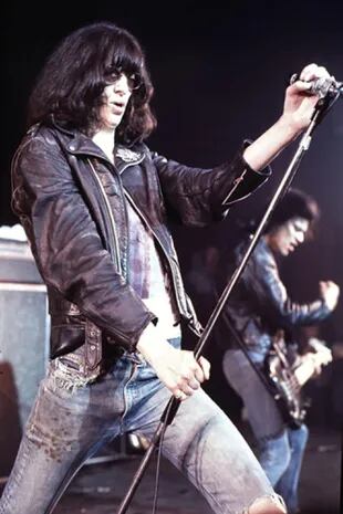 Joey Ramone en pleno show de Ramones en The Roundhouse, Londres, 4 de julio de 1976