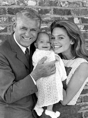 Cary Grant junto a su esposa, Dyan Cannon, y la pequeña Jennifer