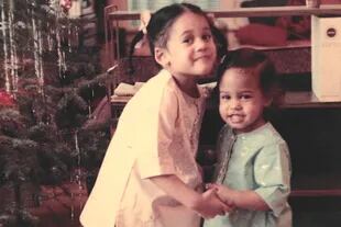Junto a su hermana Maya en 1968