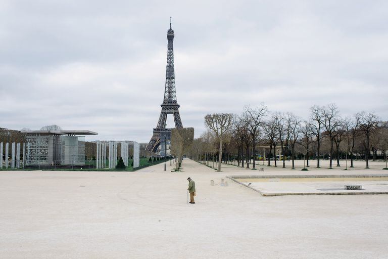 Una postal inusual de la Torre Eiffel, un sitio emblemático de París, siempre atestado de turistas