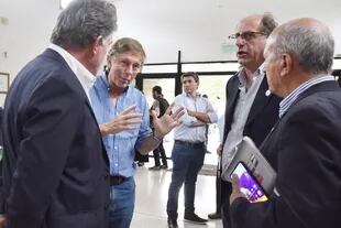 El seretario de Agricultura, Juan José Bahillo, con integrantes de la Mesa de Enlace durante la reunión en Castelar