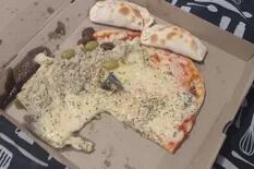 Pidió pizzas por delivery, le llegaron con una porción menos y el local le dio una insólita explicación