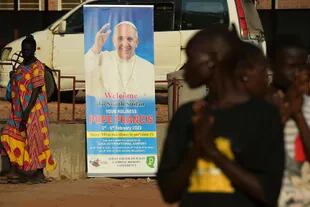 Miembros del coro católico diocesano de la archidiócesis de Juba asisten a una sesión de práctica, con una pancarta que muestra el retrato del Papa Francisco, antes de su visita a Sudán del Sur, el 30 de enero de 2023.