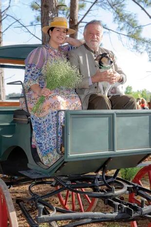 Inés Berton y Roberto Devorik –con su Jack Russell Terrier Pedrito posan en el carruaje Ómnibus