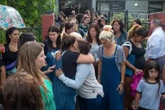 Tragedia: un abrazo al colegio de Tigre para homenajear a las chicas fallecidas