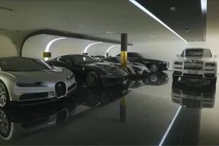 Parte de la flota de vehículos de lujo de Cristiano Ronaldo en su garaje de Madrid que muestra el documental Soy Georgina
