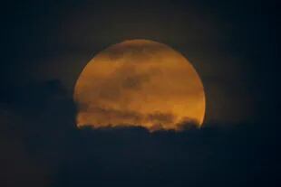 La superluna pudo verse en Legazpi, a 340 kilómetros de Manila, Filipinas