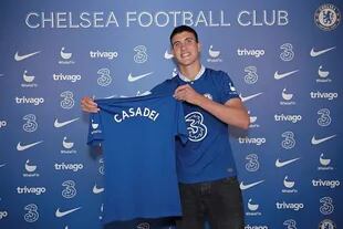 Cesare Casadei con la camiseta de Chelsea; en la temporada 2023-24 compartirá equipo con Enzo Fernández y será dirigido por Mauricio Pochettino.