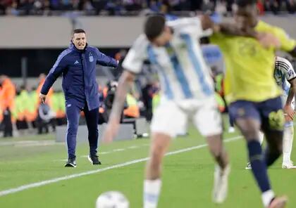 Desde el costado de la cancha, Lionel Scaloni empuja a la selección; triunfo 1-0 y con gol de Messi en el estreno sobre Ecuador, al igual que en las eliminatorias para Qatar 2022