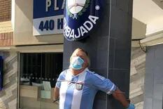 Coronavirus. Desesperado, un argentino se encadenó en la embajada en Sudáfrica