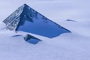 La verdad detrás de la “montaña pirámide” que se esconde bajo el hielo de la Antártida