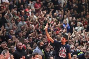 Novak Djokovic saluda al público la noche del 14 de diciembre, en Belgrado