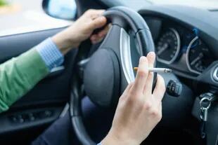 Fumar conduciendo podría ser penalizado en el Reino Unido