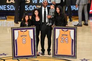 Kobe Bryant junto a su familia durante la ceremonia de retiro de sus dos camisetas en el Staples Center de Los Angeles