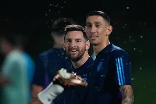 Entrenamiento de la selección argentina en la Universidad de Qatar: Lionel Messi y Ángel Di María se divierten en la práctica 