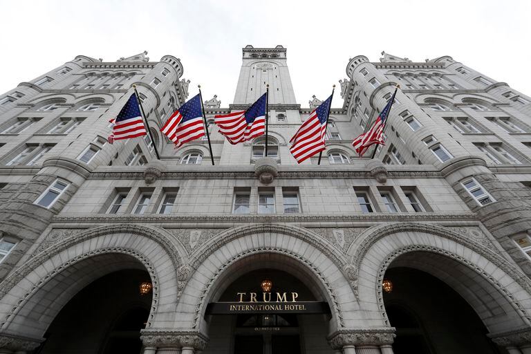 La fachada del Hotel Internacional Trump, ubicado en la 1100 Pennsylvania Avenue NW, en Washington. (AP Foto/Alex Brandon, archivo)