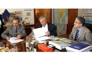 El ministro de Planificación, Julio De Vido, y su secretario de Transporte, Ricardo Jaime, firman con Air Comet las "acciones conducentes" para la nueva distribución accionaria de Aerolíneas , 15 de mayo de 2008. Los exfuncionarios están hoy presos.