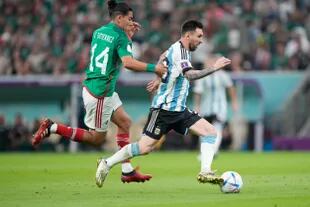 Lionel Messi lucha por la pelota con Erick Gutiérrez durante el partido que disputan Argentina y México, por la primera fase de la Copa del Mundo Qatar 2022 en el estadio Lusail, Doha, el 26 de Noviembre de 2022.