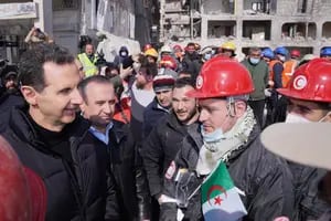 El cuestionado presidente de Siria busca que la tragedia le permita reintegrarse al mundo