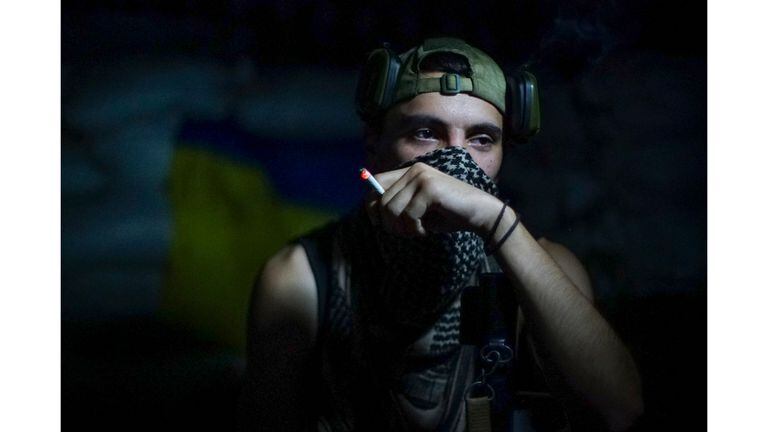Un soldado ucraniano fumando