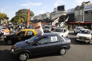 Organizaciones sociales que encabezan las tomas de tierra, marchando a Plaza de Mayo