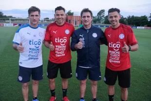 Angel Romero, junto a su hermano Oscar y los mellizos Gustavo y Guillermo Barros Schelotto, entrenadores de Paraguay