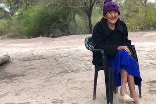 Su bisabuela, de 90 años, necesita una silla de ruedas porque no puede caminar 