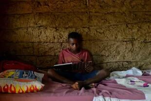 Gabriel Silva, de 12 años, lee un libro en su casa de Pinheiros