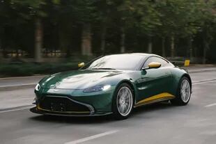 Para los amantes de la velocidad, un Aston Martin Vantage
