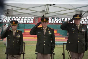 El jefe del Ejército, teniente general Guillermo Olegario Pereda, encabezó el acto cuestionado por el Ministerio de Defensa