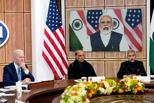 El presidente estadounidense Joe Biden sostiene un encuentro virtual con el primer ministro de la India, Narendra Modi, acompoado por el ministro de Defense India la, Rajnath Singh, al centro, y el ministro de Relaciones Exteriores, Subrahmanyam Jaishankar