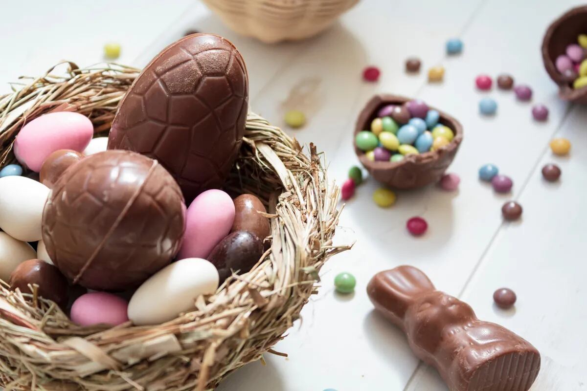 Cesta con huevos de chocolate entregados durante la Pascua
