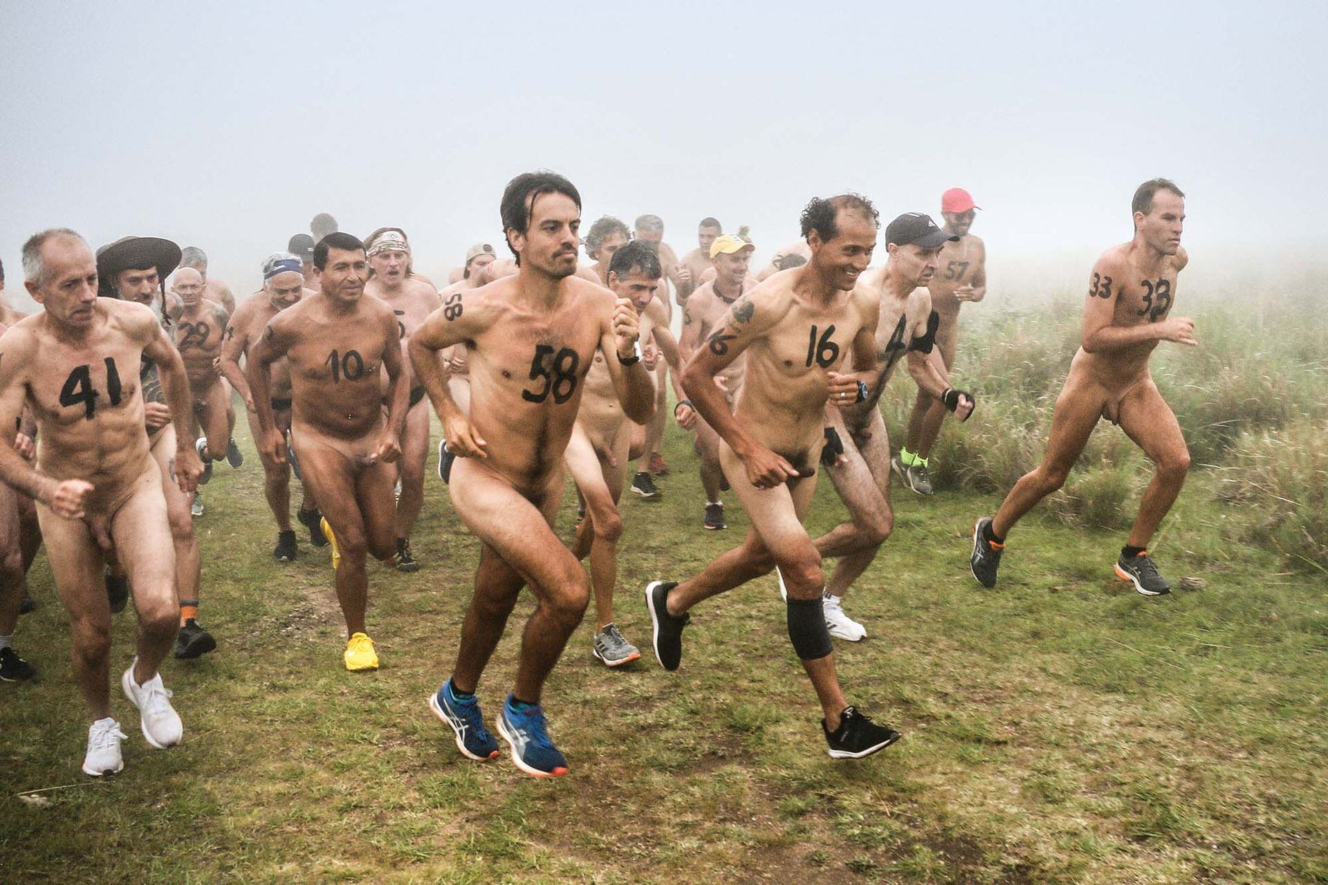 Largada de Yatan Rumi, la carrera nudista que se organiza desde 2005 en un campo cercano a Tanti, en Córdoba. 