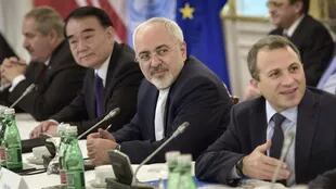 El canciller iraní Mohammad Javad Zarif (segundo desde la derecha), por primera vez en la reunión