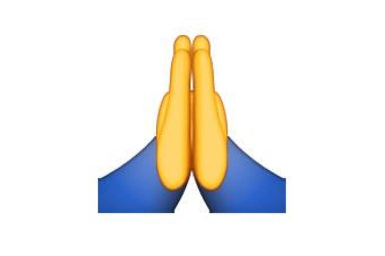 Este emoji ha causado gran confusión, ya que se habla de una persona rezando o dos manos que se chocan. Foto: Emojipedia
