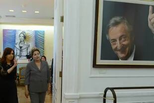 Cristina Kirchner camina por los pasillos de Casa Rosada, tras la reunión que mantuvo con Dilma Roussef