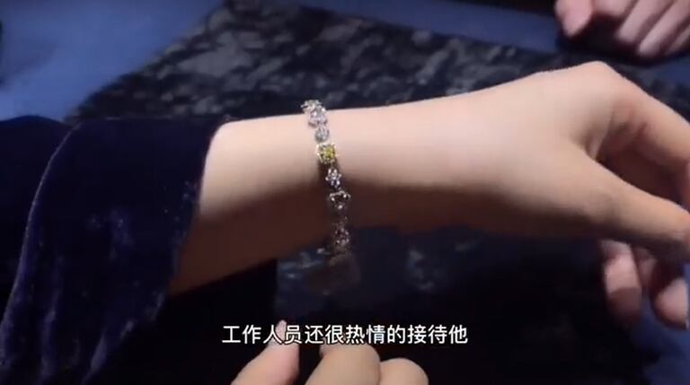 Se probó joyas exclusivas (Crédito: Captura de video)