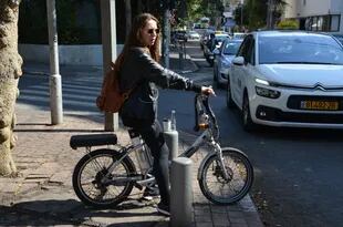 Autos y bicis eléctricas ya son parte del paisaje urbano de Israel
