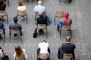 Un hombre vestido con un disfraz de Spider-Man espera que el Papa Francisco llegue a la audiencia general semanal, en medio de la pandemia de la enfermedad del coronavirus