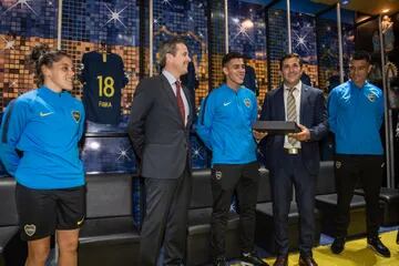 El príncipe heredero Federico de Dinamarca durante una visita al Club Atlético Boca Juniors 