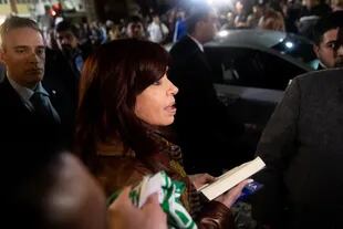 Cristina Kirchner, en la puerta de su casa en Recoleta