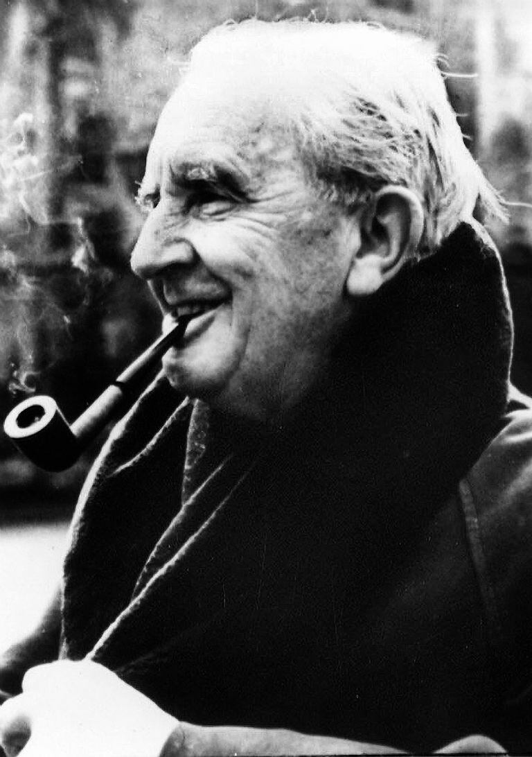 Tolkien (1892-1973) fue escritor, filólogo, lingüista y profesor universitario, además de soldado del Ejército Británico