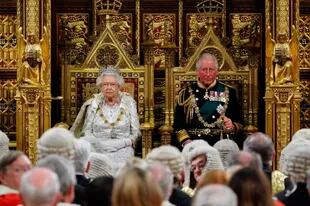 La reina Isabel II se sienta con el príncipe Carlos de Gales en el trono del soberano antes de pronunciar el discurso de la reina en la apertura estatal del Parlamento