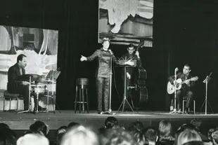 Recital de María Elena Walsh en el Teatro Regina en 1968